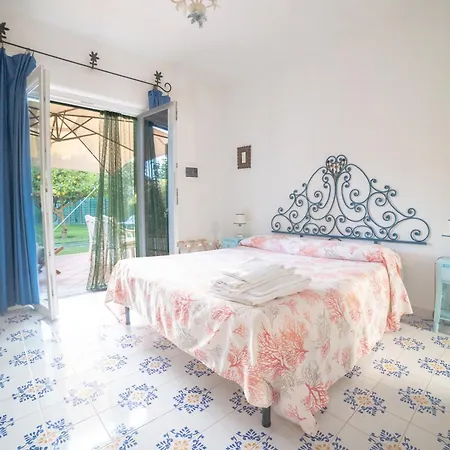 Conchiglia Blu Con Piscina Forio di Ischia