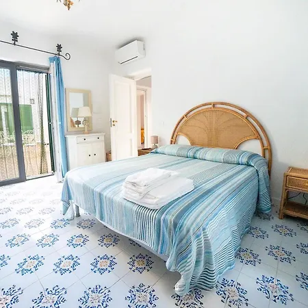 Conchiglia Blu Con Piscina Forio di Ischia